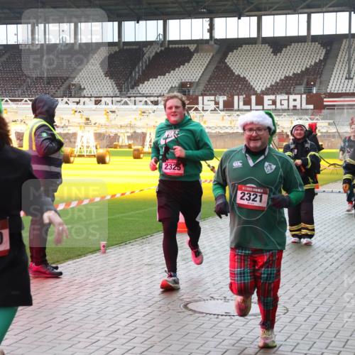 07.12.2025 - St. Pauli X-Mass-Run No. 15 Luisa Fischer http://msf.ph/oto/9381306 07.12.2025 10:44:58 Ziel 5, 1060, 2325, 2321, 86, 220, 571, 1051, 1059, 1060, 1089, 1421, 1651, 1947, 1948, 2058, 2321, 2325, 2357, 2359, 3012, 3132 meine-sportfotos.de
