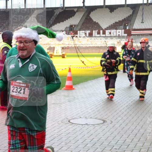 07.12.2025 - St. Pauli X-Mass-Run No. 15 Luisa Fischer http://msf.ph/oto/9381313 07.12.2025 10:44:59 Ziel 2321, 86, 220, 571, 1051, 1059, 1060, 1089, 1421, 1651, 1947, 1948, 2058, 2321, 2325, 2357, 2359, 3012, 3132 meine-sportfotos.de