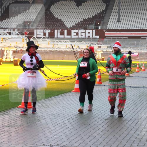 07.12.2025 - St. Pauli X-Mass-Run No. 15 Luisa Fischer http://msf.ph/oto/9381353 07.12.2025 11:16:26 Ziel 14, 372, 8, 8, 14, 372, 1800, 1802, 1821, 1825, 2194, 2195, 2464, 3241, 3256, 3326 meine-sportfotos.de
