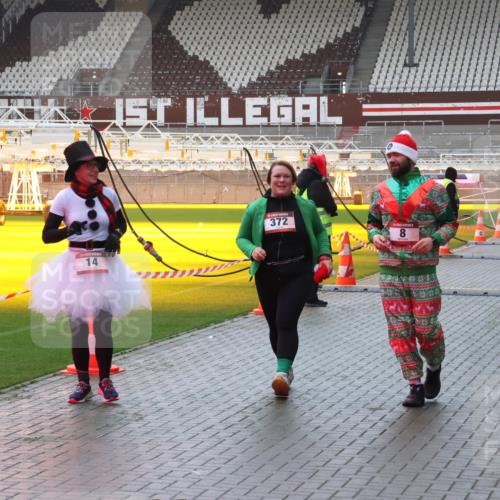 07.12.2025 - St. Pauli X-Mass-Run No. 15 Luisa Fischer http://msf.ph/oto/9381355 07.12.2025 11:16:27 Ziel 372, 8, 14, 8, 14, 372, 1800, 1802, 1821, 1825, 2194, 2195, 2464, 3241, 3256, 3326 meine-sportfotos.de