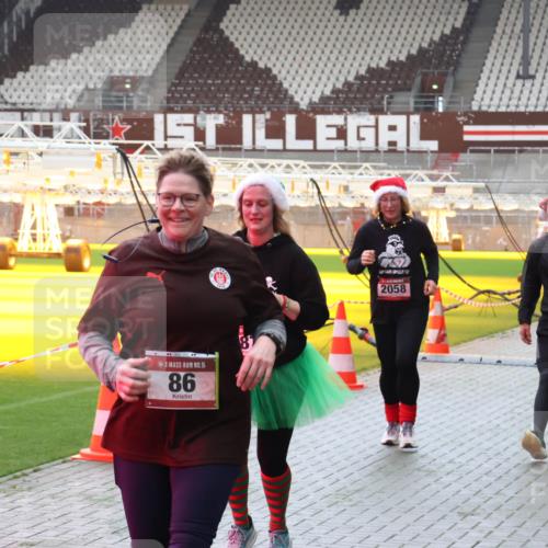 07.12.2025 - St. Pauli X-Mass-Run No. 15 Luisa Fischer http://msf.ph/oto/9381357 07.12.2025 10:45:19 Ziel 15, 86, 2058, 2357, 86, 571, 631, 636, 791, 793, 1051, 1059, 1060, 1415, 1419, 1421, 1546, 2058, 2158, 2321, 2325, 2524, 2525, 3132, 4876 meine-sportfotos.de
