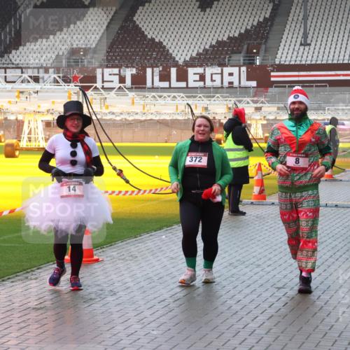07.12.2025 - St. Pauli X-Mass-Run No. 15 Luisa Fischer http://msf.ph/oto/9381358 07.12.2025 11:16:27 Ziel 14, 372, 8, 8, 14, 372, 1800, 1802, 1821, 1825, 2194, 2195, 2464, 3241, 3256, 3326 meine-sportfotos.de