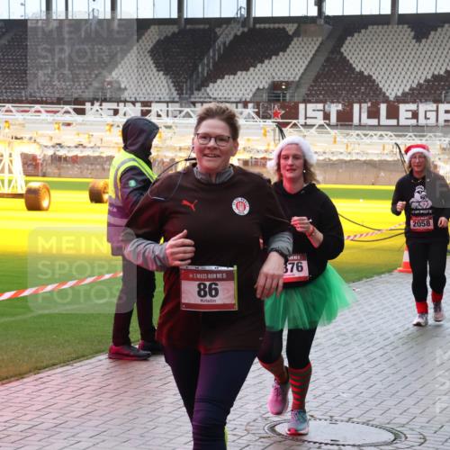 07.12.2025 - St. Pauli X-Mass-Run No. 15 Luisa Fischer http://msf.ph/oto/9381361 07.12.2025 10:45:19 Ziel 15, 86, 376, 2058, 2357, 86, 571, 631, 636, 791, 793, 1051, 1059, 1060, 1415, 1419, 1421, 1546, 2058, 2158, 2321, 2325, 2524, 2525, 3132, 4876 meine-sportfotos.de