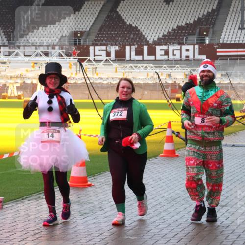 07.12.2025 - St. Pauli X-Mass-Run No. 15 Luisa Fischer http://msf.ph/oto/9381364 07.12.2025 11:16:28 Ziel 14, 372, 8, 8, 14, 372, 1800, 1802, 1821, 1825, 2194, 2195, 2464, 3241, 3256, 3326 meine-sportfotos.de