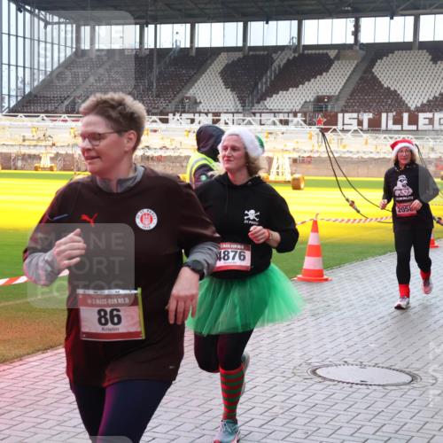 07.12.2025 - St. Pauli X-Mass-Run No. 15 Luisa Fischer http://msf.ph/oto/9381365 07.12.2025 10:45:20 Ziel 15, 86, 1910, 15, 4876, 2058, 2357, 86, 571, 631, 636, 791, 793, 1060, 1415, 1419, 1421, 1546, 2058, 2158, 2321, 2325, 2524, 2525, 3132, 4876 meine-sportfotos.de