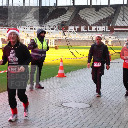 07.12.2025 - St. Pauli X-Mass-Run No. 15 Luisa Fischer http://msf.ph/oto/9381379 07.12.2025 10:45:22 Ziel 2058, 2357, 2359, 86, 631, 636, 791, 793, 1245, 1415, 1419, 1546, 2058, 2086, 2158, 2321, 2325, 2524, 2525, 3132, 3350, 4876 meine-sportfotos.de