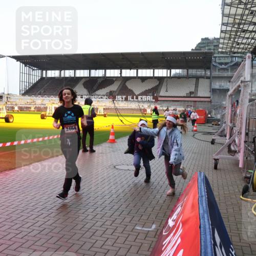 07.12.2025 - St. Pauli X-Mass-Run No. 15 Luisa Fischer http://msf.ph/oto/9381393 07.12.2025 11:16:47 Ziel 2464, 1, 1017, 1350, 1800, 1802, 1821, 1825, 2195, 2464, 3241, 3256, 3326 meine-sportfotos.de
