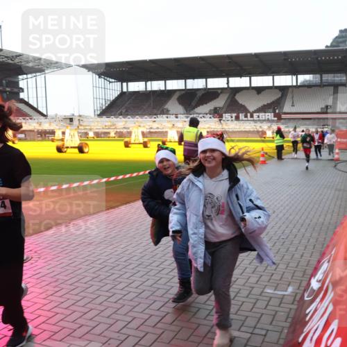 07.12.2025 - St. Pauli X-Mass-Run No. 15 Luisa Fischer http://msf.ph/oto/9381400 07.12.2025 11:16:48 Ziel 2464, 1, 1017, 1350, 1800, 1802, 1821, 1825, 2195, 2464, 3241, 3256, 3326 meine-sportfotos.de