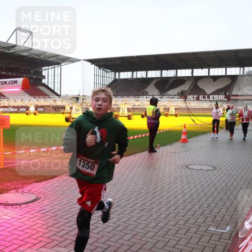 07.12.2025 - St. Pauli X-Mass-Run No. 15 Luisa Fischer http://msf.ph/oto/9381404 07.12.2025 11:16:52 Ziel 1350, 1017, 1350, 1800, 1802, 1821, 1825, 2195, 2464, 3241, 3256, 3326 meine-sportfotos.de