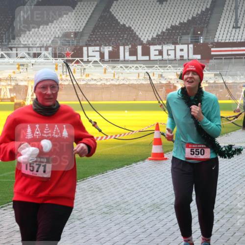 07.12.2025 - St. Pauli X-Mass-Run No. 15 Luisa Fischer http://msf.ph/oto/9381410 07.12.2025 10:11:00 Ziel 3671, 1571, 5, 550, 550, 962, 964, 1399, 1426, 1571, 1732, 1768, 2083, 2087, 4358, 4507, 4885 meine-sportfotos.de