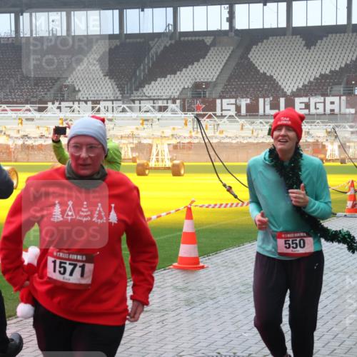 07.12.2025 - St. Pauli X-Mass-Run No. 15 Luisa Fischer http://msf.ph/oto/9381414 07.12.2025 10:11:00 Ziel 550, 1571, 550, 962, 964, 1399, 1426, 1571, 1732, 1768, 2083, 2087, 4358, 4507, 4885 meine-sportfotos.de