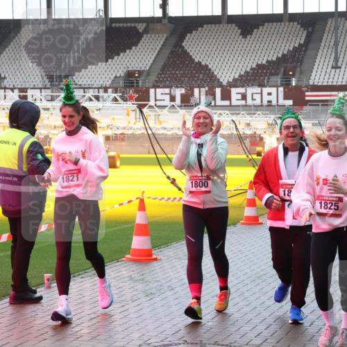 07.12.2025 - St. Pauli X-Mass-Run No. 15 Luisa Fischer http://msf.ph/oto/9381428 07.12.2025 11:16:55 Ziel 1821, 1800, 18, 1825, 1017, 1017, 1350, 1800, 1802, 1821, 1825, 2195, 2464, 3241, 3256, 3326 meine-sportfotos.de