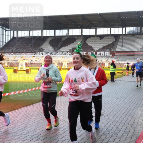 07.12.2025 - St. Pauli X-Mass-Run No. 15 Luisa Fischer http://msf.ph/oto/9381439 07.12.2025 11:16:57 Ziel 1821, 1800, 1825, 1017, 1350, 1800, 1802, 1821, 1825, 2195, 2464, 3241, 3256, 3326 meine-sportfotos.de