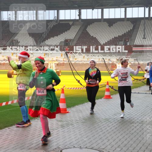 07.12.2025 - St. Pauli X-Mass-Run No. 15 Luisa Fischer http://msf.ph/oto/9381452 07.12.2025 10:11:09 Ziel 3671, 964, 4885, 1426, 4507, 57, 550, 962, 964, 979, 983, 1148, 1149, 1150, 1399, 1426, 1571, 1768, 1929, 1935, 2083, 2087, 2530, 4358, 4507, 4885 meine-sportfotos.de