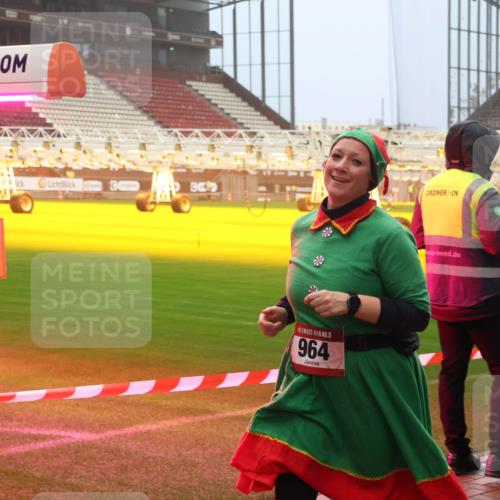 07.12.2025 - St. Pauli X-Mass-Run No. 15 Luisa Fischer http://msf.ph/oto/9381464 07.12.2025 10:11:11 Ziel 15, 964, 57, 550, 964, 979, 983, 1148, 1149, 1150, 1426, 1571, 1768, 1929, 1935, 2083, 2087, 2530, 4885 meine-sportfotos.de
