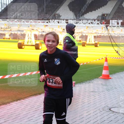07.12.2025 - St. Pauli X-Mass-Run No. 15 Luisa Fischer http://msf.ph/oto/9381470 07.12.2025 11:17:14 Ziel 332, 1919, 1017, 1350 meine-sportfotos.de