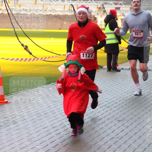 07.12.2025 - St. Pauli X-Mass-Run No. 15 Luisa Fischer http://msf.ph/oto/9381501 07.12.2025 11:17:42 Ziel 1127, 551, 2477, 1122, 551, 845, 1122, 1125, 1127, 1130, 1340, 1529, 1531, 1686, 2477, 2766, 2846, 2849 meine-sportfotos.de
