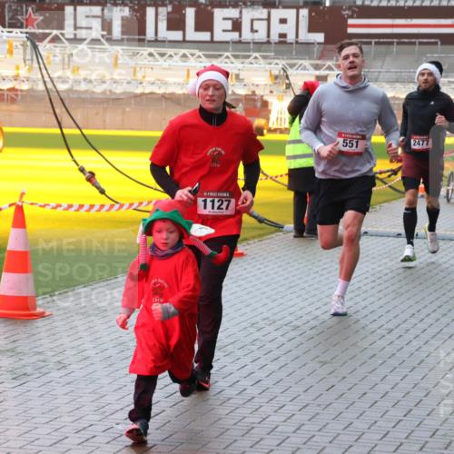 07.12.2025 - St. Pauli X-Mass-Run No. 15 Luisa Fischer http://msf.ph/oto/9381503 07.12.2025 11:17:43 Ziel 5, 1127, 551, 2477, 551, 845, 1122, 1125, 1127, 1130, 1340, 1529, 1531, 1686, 2477, 2766, 2846, 2849 meine-sportfotos.de
