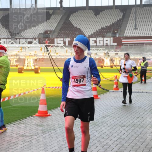 07.12.2025 - St. Pauli X-Mass-Run No. 15 Luisa Fischer http://msf.ph/oto/9381509 07.12.2025 10:11:13 Ziel 3671, 15, 4507, 1768, 57, 550, 964, 979, 983, 1148, 1149, 1150, 1426, 1571, 1768, 1929, 1935, 2083, 2087, 2530, 4885 meine-sportfotos.de