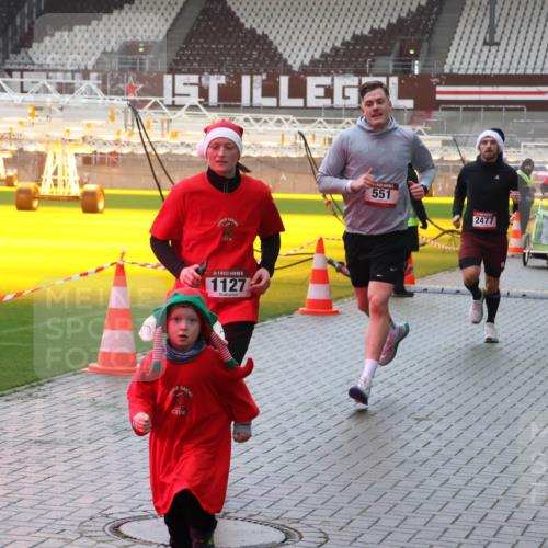 07.12.2025 - St. Pauli X-Mass-Run No. 15 Luisa Fischer http://msf.ph/oto/9381510 07.12.2025 11:17:43 Ziel 15, 1127, 9, 551, 2477, 551, 845, 1122, 1125, 1127, 1130, 1340, 1529, 1531, 1686, 2477, 2766, 2846, 2849 meine-sportfotos.de