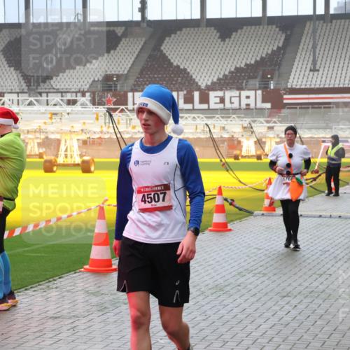 07.12.2025 - St. Pauli X-Mass-Run No. 15 Luisa Fischer http://msf.ph/oto/9381512 07.12.2025 10:11:13 Ziel 3671, 15, 4507, 1762, 57, 550, 964, 979, 983, 1148, 1149, 1150, 1426, 1571, 1768, 1929, 1935, 2083, 2087, 2530, 4885 meine-sportfotos.de