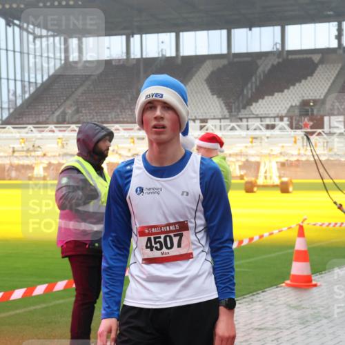 07.12.2025 - St. Pauli X-Mass-Run No. 15 Luisa Fischer http://msf.ph/oto/9381519 07.12.2025 10:11:15 Ziel 15, 4507, 57, 550, 964, 979, 983, 1148, 1149, 1150, 1426, 1571, 1768, 1929, 1935, 2083, 2087, 2530, 4885 meine-sportfotos.de