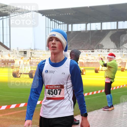 07.12.2025 - St. Pauli X-Mass-Run No. 15 Luisa Fischer http://msf.ph/oto/9381522 07.12.2025 10:11:16 Ziel 15, 4507, 57, 550, 964, 979, 983, 1148, 1149, 1150, 1426, 1571, 1768, 1929, 1935, 2083, 2087, 2530, 4885 meine-sportfotos.de