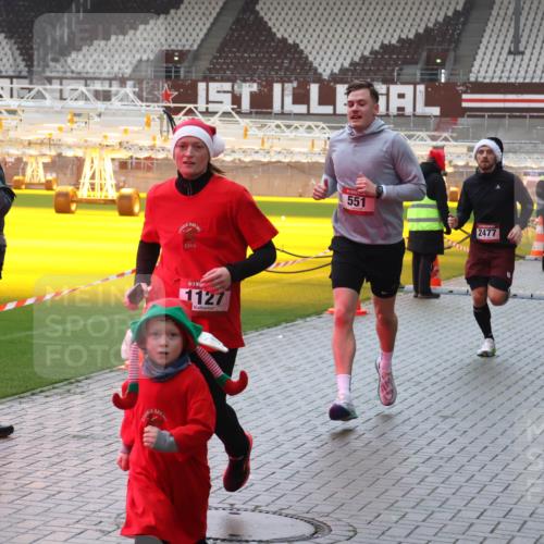 07.12.2025 - St. Pauli X-Mass-Run No. 15 Luisa Fischer http://msf.ph/oto/9381524 07.12.2025 11:17:44 Ziel 1127, 551, 1686, 2477, 551, 845, 1122, 1125, 1127, 1130, 1340, 1529, 1531, 1686, 2477, 2766, 2846, 2849 meine-sportfotos.de