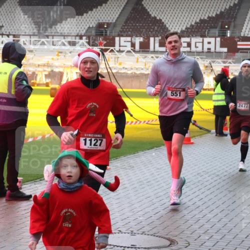 07.12.2025 - St. Pauli X-Mass-Run No. 15 Luisa Fischer http://msf.ph/oto/9381526 07.12.2025 11:17:44 Ziel 5, 1127, 551, 2477, 551, 845, 1122, 1125, 1127, 1130, 1340, 1529, 1531, 1686, 2477, 2766, 2846, 2849 meine-sportfotos.de