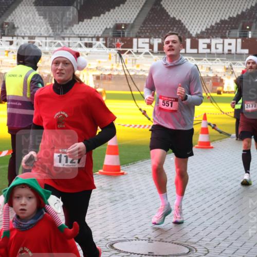 07.12.2025 - St. Pauli X-Mass-Run No. 15 Luisa Fischer http://msf.ph/oto/9381528 07.12.2025 11:17:44 Ziel 1127, 551, 2477, 551, 845, 1122, 1125, 1127, 1130, 1340, 1529, 1531, 1686, 2477, 2766, 2846, 2849 meine-sportfotos.de