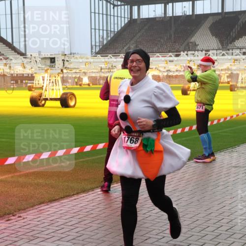 07.12.2025 - St. Pauli X-Mass-Run No. 15 Luisa Fischer http://msf.ph/oto/9381530 07.12.2025 10:11:19 Ziel 1768, 3671, 57, 550, 964, 979, 983, 1148, 1149, 1150, 1426, 1571, 1768, 1929, 1935, 2530, 4885 meine-sportfotos.de