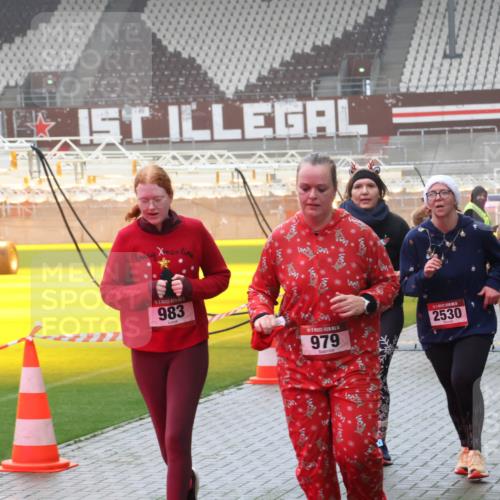 07.12.2025 - St. Pauli X-Mass-Run No. 15 Luisa Fischer http://msf.ph/oto/9381549 07.12.2025 10:11:27 Ziel 983, 979, 2530, 1939, 1150, 57, 964, 979, 983, 1148, 1149, 1150, 1426, 1768, 1929, 1935, 1969, 2530, 3815, 4885 meine-sportfotos.de