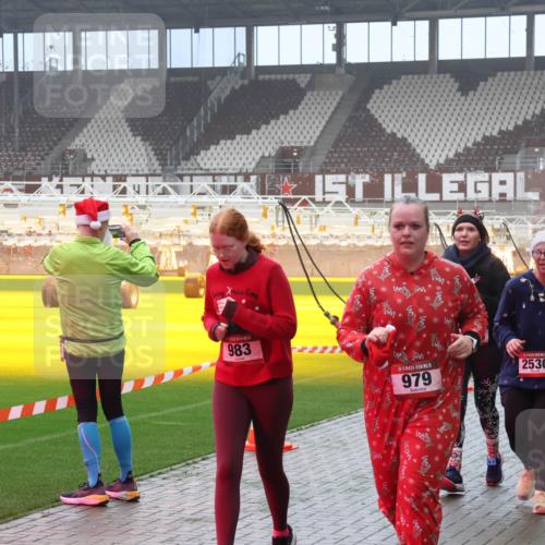 07.12.2025 - St. Pauli X-Mass-Run No. 15 Luisa Fischer http://msf.ph/oto/9381556 07.12.2025 10:11:28 Ziel 983, 5, 979, 2530, 1149, 57, 979, 983, 1148, 1149, 1150, 1426, 1768, 1929, 1935, 1969, 2530, 3354, 3815, 4499, 4525, 4885 meine-sportfotos.de