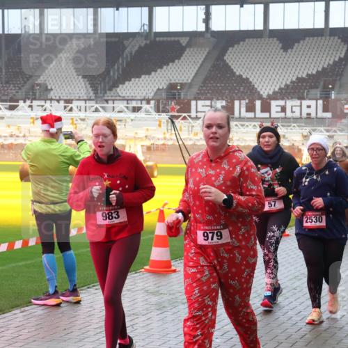 07.12.2025 - St. Pauli X-Mass-Run No. 15 Luisa Fischer http://msf.ph/oto/9381559 07.12.2025 10:11:29 Ziel 983, 15, 979, 57, 2530, 1149, 1150, 57, 979, 983, 1148, 1149, 1150, 1426, 1768, 1929, 1935, 1969, 2530, 3354, 3815, 4499, 4525, 4661, 4885 meine-sportfotos.de