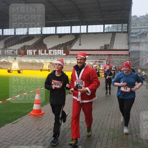 07.12.2025 - St. Pauli X-Mass-Run No. 15 Fabian Wolf http://msf.ph/oto/9381572 07.12.2025 10:09:01 Ziel 19, 390, 786, 789, 1176, 1461, 1465, 1570, 1575, 1576, 2126, 2521, 3300, 3484, 3891, 3904, 3907, 4066, 4067, 4068 meine-sportfotos.de