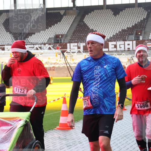 07.12.2025 - St. Pauli X-Mass-Run No. 15 Luisa Fischer http://msf.ph/oto/9381584 07.12.2025 11:17:54 Ziel 6709, 1122, 1017, 15, 1686, 2846, 1130, 551, 845, 1122, 1125, 1127, 1130, 1340, 1529, 1531, 1686, 2477, 2766, 2846, 2849 meine-sportfotos.de