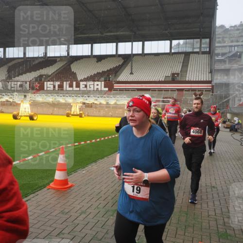 07.12.2025 - St. Pauli X-Mass-Run No. 15 Fabian Wolf http://msf.ph/oto/9381600 07.12.2025 10:09:02 Ziel 19, 390, 786, 1176, 1461, 1465, 1570, 1575, 1576, 2126, 2521, 3300, 3484, 3891, 3904, 3907, 4066, 4067, 4068, 4113 meine-sportfotos.de