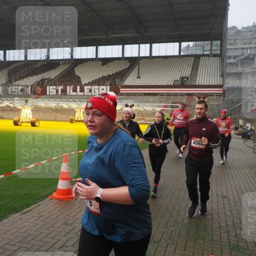 07.12.2025 - St. Pauli X-Mass-Run No. 15 Fabian Wolf http://msf.ph/oto/9381605 07.12.2025 10:09:02 Ziel 19, 390, 786, 1176, 1461, 1465, 1570, 1575, 1576, 2126, 2521, 3300, 3484, 3891, 3904, 3907, 4066, 4067, 4068, 4113 meine-sportfotos.de