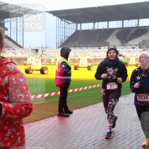 07.12.2025 - St. Pauli X-Mass-Run No. 15 Luisa Fischer http://msf.ph/oto/9381610 07.12.2025 10:11:31 Ziel 979, 57, 2530, 57, 979, 983, 1148, 1149, 1150, 1426, 1768, 1929, 1935, 1969, 2530, 3354, 3815, 4499, 4525, 4659, 4661, 4885 meine-sportfotos.de