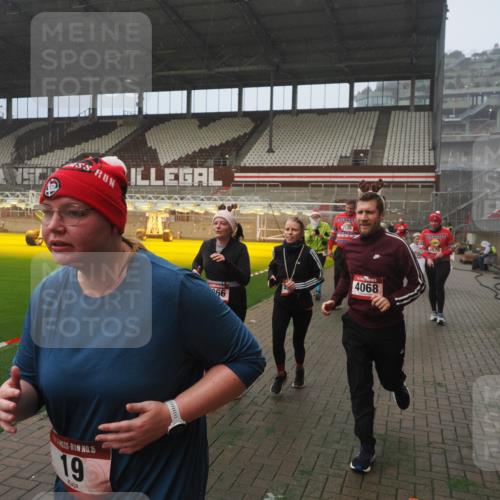 07.12.2025 - St. Pauli X-Mass-Run No. 15 Fabian Wolf http://msf.ph/oto/9381614 07.12.2025 10:09:02 Ziel 19, 390, 786, 1176, 1461, 1465, 1570, 1575, 1576, 2126, 2521, 3300, 3484, 3891, 3904, 3907, 4066, 4067, 4068, 4113 meine-sportfotos.de
