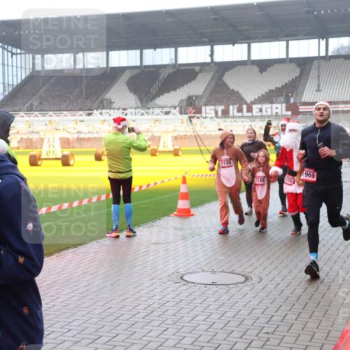 07.12.2025 - St. Pauli X-Mass-Run No. 15 Luisa Fischer http://msf.ph/oto/9381647 07.12.2025 10:11:32 Ziel 2530, 1148, 1149, 150, 969, 57, 979, 983, 1148, 1149, 1150, 1426, 1768, 1929, 1935, 1969, 2530, 3354, 3815, 4499, 4525, 4659, 4661, 4885 meine-sportfotos.de