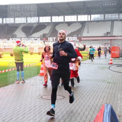 07.12.2025 - St. Pauli X-Mass-Run No. 15 Luisa Fischer http://msf.ph/oto/9381656 07.12.2025 10:11:33 Ziel 1148, 1969, 50, 57, 979, 983, 1148, 1149, 1150, 1426, 1768, 1929, 1935, 1969, 2530, 3354, 3815, 4499, 4525, 4659, 4661, 4885 meine-sportfotos.de