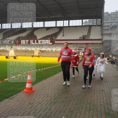 07.12.2025 - St. Pauli X-Mass-Run No. 15 Fabian Wolf http://msf.ph/oto/9381661 07.12.2025 10:09:05 Ziel 19, 786, 1461, 1465, 1570, 1575, 1576, 2126, 3300, 3484, 3891, 3904, 3907, 4066, 4067, 4068, 4113, 4666 meine-sportfotos.de