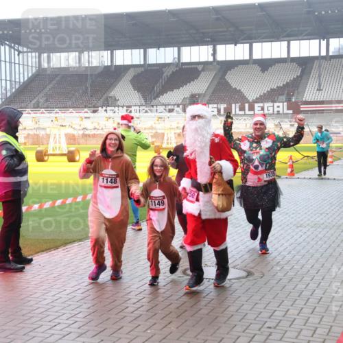 07.12.2025 - St. Pauli X-Mass-Run No. 15 Luisa Fischer http://msf.ph/oto/9381670 07.12.2025 10:11:34 Ziel 1148, 1149, 50, 1935, 57, 979, 983, 1148, 1149, 1150, 1426, 1768, 1929, 1935, 1969, 2530, 3354, 3815, 4499, 4525, 4659, 4661, 4662, 4885 meine-sportfotos.de