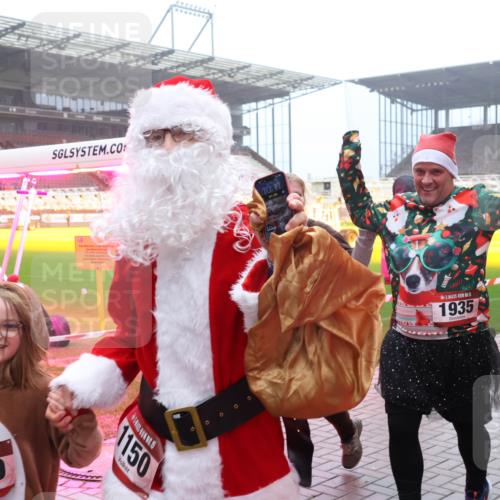 07.12.2025 - St. Pauli X-Mass-Run No. 15 Luisa Fischer http://msf.ph/oto/9381701 07.12.2025 10:11:37 Ziel 149, 1150, 0, 10, 11, 5, 1935, 57, 979, 983, 1148, 1149, 1150, 1426, 1768, 1929, 1935, 1969, 2530, 3354, 3815, 4499, 4525, 4659, 4661, 4662, 4885 meine-sportfotos.de