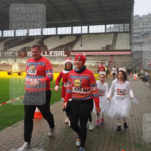 07.12.2025 - St. Pauli X-Mass-Run No. 15 Fabian Wolf http://msf.ph/oto/9381726 07.12.2025 10:09:07 Ziel 19, 786, 1461, 1465, 1570, 1575, 1576, 2126, 3300, 3484, 3891, 4066, 4067, 4068, 4113, 4666 meine-sportfotos.de