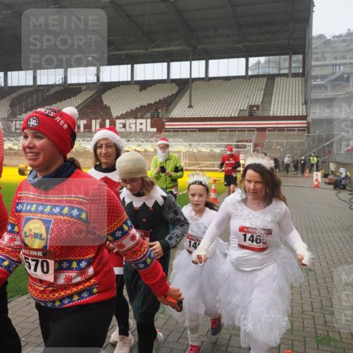 07.12.2025 - St. Pauli X-Mass-Run No. 15 Fabian Wolf http://msf.ph/oto/9381754 07.12.2025 10:09:07 Ziel 19, 786, 1461, 1465, 1570, 1575, 1576, 2126, 3300, 3484, 3891, 4066, 4067, 4068, 4113, 4666 meine-sportfotos.de
