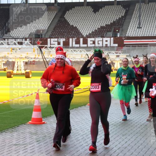 07.12.2025 - St. Pauli X-Mass-Run No. 15 Luisa Fischer http://msf.ph/oto/9381757 07.12.2025 10:46:49 Ziel 306, 2303, 1, 2960, 38, 41, 58, 81, 153, 162, 168, 178, 183, 221, 479, 485, 639, 641, 908, 914, 917, 921, 1040, 1041, 1043, 1094, 1242, 1715, 1955, 2080, 2082, 2092, 2216, 2303, 2306, 2334, 2423, 2488, 2536, 2574, 2733, 2734, 2960, 2965, 2998, 3001, 4589 meine-sportfotos.de