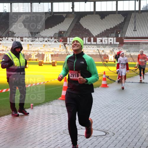 07.12.2025 - St. Pauli X-Mass-Run No. 15 Luisa Fischer http://msf.ph/oto/9381758 07.12.2025 11:18:57 Ziel 6709, 2918, 3221, 2045, 1325, 1348, 2045, 2918, 3138, 3158, 3201, 3221, 3304, 3327, 3634, 3636 meine-sportfotos.de