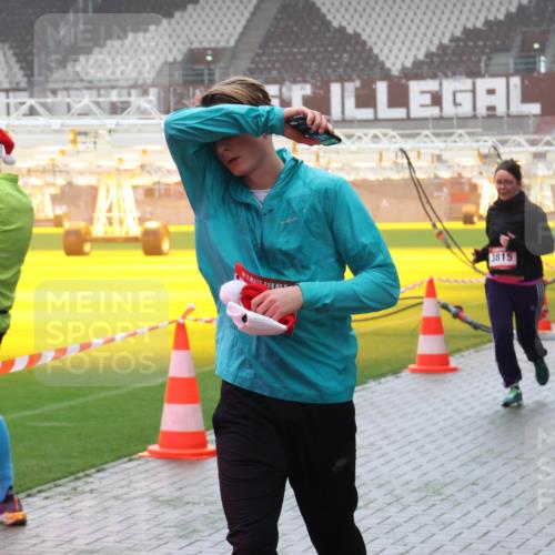 07.12.2025 - St. Pauli X-Mass-Run No. 15 Luisa Fischer http://msf.ph/oto/9381775 07.12.2025 10:11:41 Ziel 71, 3815, 886, 57, 979, 983, 1148, 1149, 1150, 1426, 1929, 1935, 1969, 2530, 3354, 3815, 4499, 4525, 4659, 4661, 4662 meine-sportfotos.de